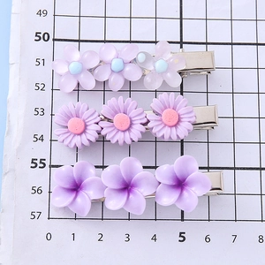 Drei lila Harz-Blumen-Haarclips Set mit Gänseblümchen und Frangipani auf silbernem Entenschnabel