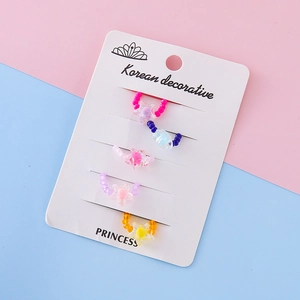 Set di 5 anelli colorati con perline e stelle per bambini su cartoncino decorativo bianco