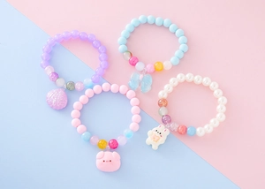 Détails de quatre bracelets en perles pour filles avec de mignons pendentifs animaux pastel