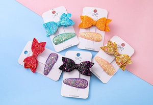 Vue détaillée de pinces à cheveux à paillettes en forme de nœud sur cartes de support