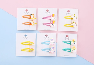 Set di sei paia di fermagli per capelli con unicorno e arcobaleno per bambine su schede