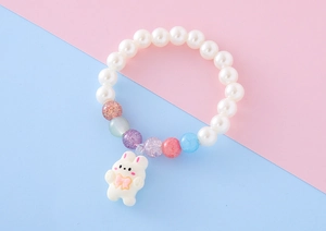Détail de bracelet en perles pour enfants avec un pendentif lapin mignon et perles colorées