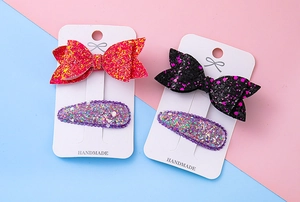 Détail de nœuds papillons à paillettes et barrettes ovales sur cartes de support