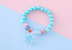 Détail de perles bleu clair et pendentif flocon pour bracelets mignons d'enfants