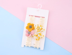 Detail von floralen Baby-Stirnbändern mit 3D-Stoffblumen und gelber geblümter Schleife