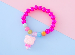 Vue détaillée d'un bracelet de perles colorées pour enfants avec un pendentif sucette