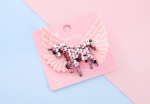 Détail de la pince à cheveux licorne à paillettes roses avec ailes scintillantes