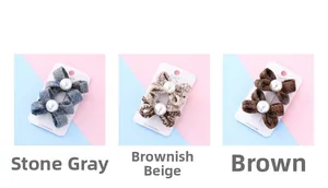 Dettaglio di fermagli per capelli a fiocco in tweed con perle grigie e marroni