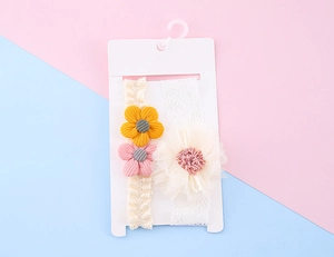Detailansicht der Baby-Spitzenstirnbänder mit Stoffblumen und Mesh-Blüten-Design