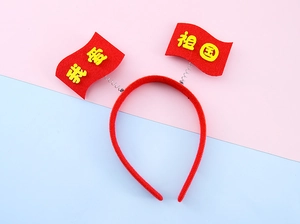 Dettaglio del cerchietto a molla rosso con bandiere festive e caratteri patriottici gialli