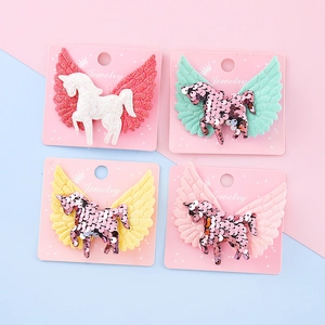 Lot de quatre barrettes ailes de licorne pailletées pour filles sur carte de bijoux