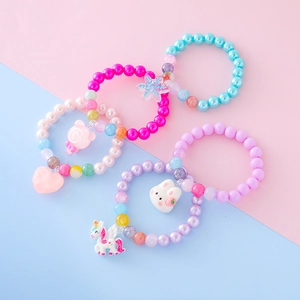 Bracelet de Künstliche Perles pour Enfants avec Pendentif Animal de Dessin Animé Couleur Macaron Bracelet Élastique pour Filles Bijoux de Fête