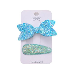 Ensemble de barrettes à cheveux à nœud pailleté bleu sur une carte faite à la main