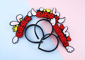 Détail de serre-têtes de fête mignons avec oreilles de lapin en feutre et des étoiles