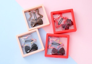 Détails de quatre coffrets cadeaux avec pinces à cheveux étoiles et nœuds pour filles