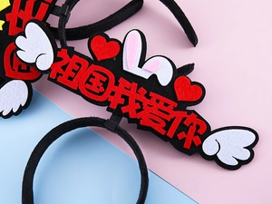 Détail d'un serre-tête en feutre avec caractères chinois et ailes colorées pour enfants