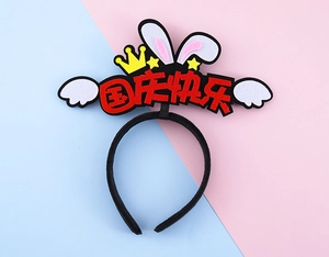 Détail d'un serre-tête de fête avec texte festif, oreilles de lapin et petite couronne