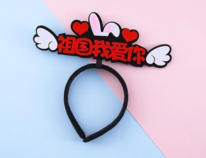 Détail du serre-tête en feutre avec cœur rouge ailes et texte chinois pour festivités