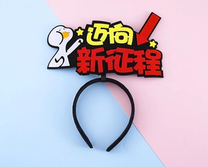Détail d'un serre-tête en feutre avec canard de dessin animé pour événements festifs
