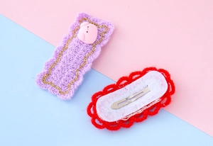 Détails des barrettes en crochet fait main montrant le design mignon et le clip en métal argenté