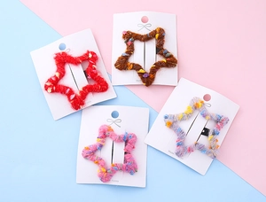 Détail de barrettes étoile en peluche avec texture de fil duveteux en couleurs variées