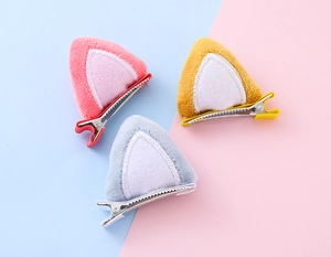 Detalle de pinzas para el pelo con orejas de gato de peluche en colores pastel