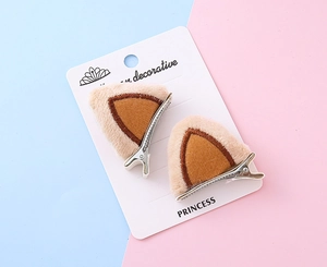 Detalle de pinzas para el pelo de orejas de gato de peluche en tarjeta decorativa