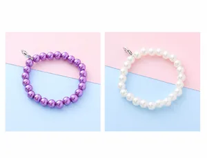 Nahaufnahme von lila und perlweißen Perlen mit silbernem Karabinerverschluss für DIY-Schmuck