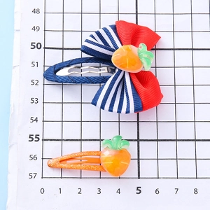 Simpatiche mollette per capelli a carota con fiocco a righe blu e clip BB arancione