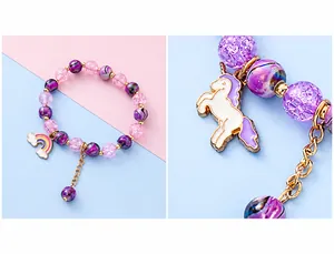 Detailansicht eines bunten Kinderarmbands mit Einhorn- und Regenbogen-Anhängern
