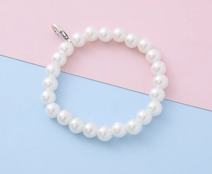 Detail van 8mm witte parelarmband voor kinderen met zilveren karabijnsluiting accessoire
