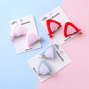 Tres pares de pinzas para el pelo con orejas de gato de peluche en rosa, rojo y gris para niñas