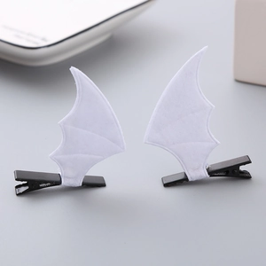 Détails des pinces à cheveux ailes de chauve-souris en tissu blanc avec clips métalliques