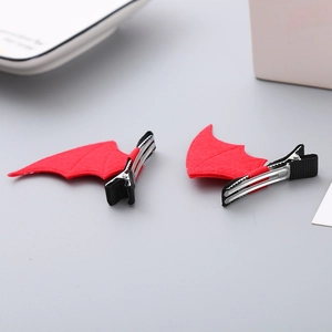 Détails des barrettes ailes de chauve-souris rouges avec pinces crocodiles en ruban noir