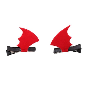 Détail d'une paire de pinces à cheveux ailes de diable rouges avec clips crocodiles noirs