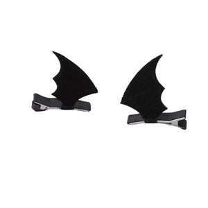 Détail de pinces à cheveux ailes de chauve-souris noires en feutre pour les fêtes d'Halloween