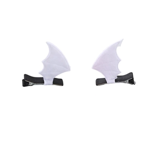 Détail de pinces à cheveux ailes de chauve-souris en feutre blanc avec base en ruban noir