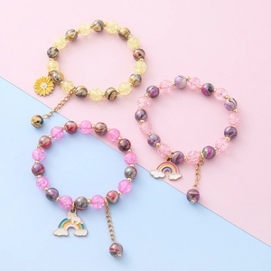 Dreiteiliges buntes Perlenarmband-Set für Mädchen mit Regenbogenpony und Blumenanhängern