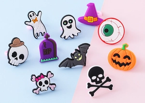 Vista dall'alto di anelli in PVC per Halloween con fantasmi e zucche su sfondo bicolore pastello