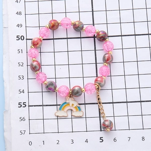 Bunte Perlenarmband für Kinder mit Regenbogen Einhorn Anhänger und Blumen Akzenten