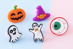 Dettaglio di anelli di Halloween in PVC con disegni di zucca, fantasma e occhio