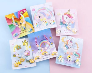 Vista dettagliata di set di gioielli per bambini con ciondoli a forma di unicorno