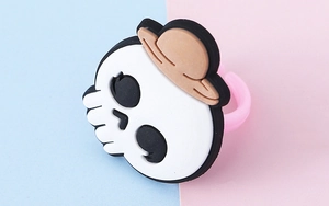 Dettaglio ravvicinato del personaggio teschio di Halloween su un anello flessibile in PVC