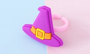 Dettaglio anello per bambini a forma di cappello da strega viola per festa di Halloween