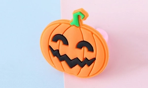 Macro di un anello a zucca di Halloween in morbido PVC con texture dettagliata
