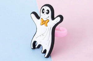 Dettaglio di un anello di Halloween con fantasma in PVC morbido e fiocco arancione