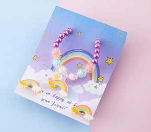 Dettaglio del bracciale con perline arcobaleno e ciondoli per set regalo gioielli bimbi