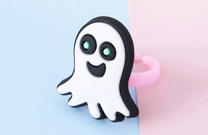 Dettaglio di un anello a fantasma in PVC con occhi verdi per regali di Halloween