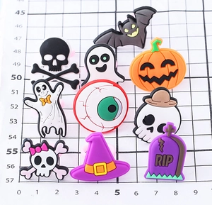 Dettagli di 10 ciondoli per scarpe in PVC a tema Halloween con zucca pipistrello e teschi
