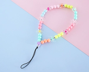 Dettaglio del laccetto per cellulare con perline macaron colorate e fiori in acrilico